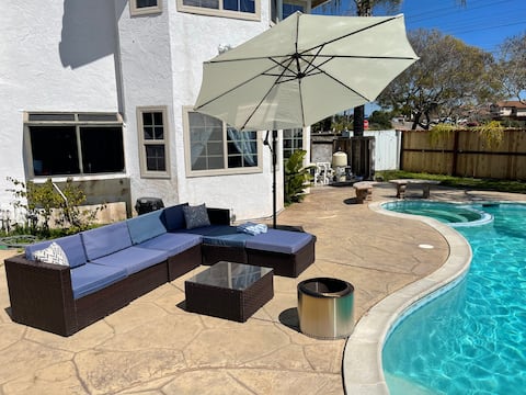 Family Home w/Pool, Hot Jacuzzi and Park Access