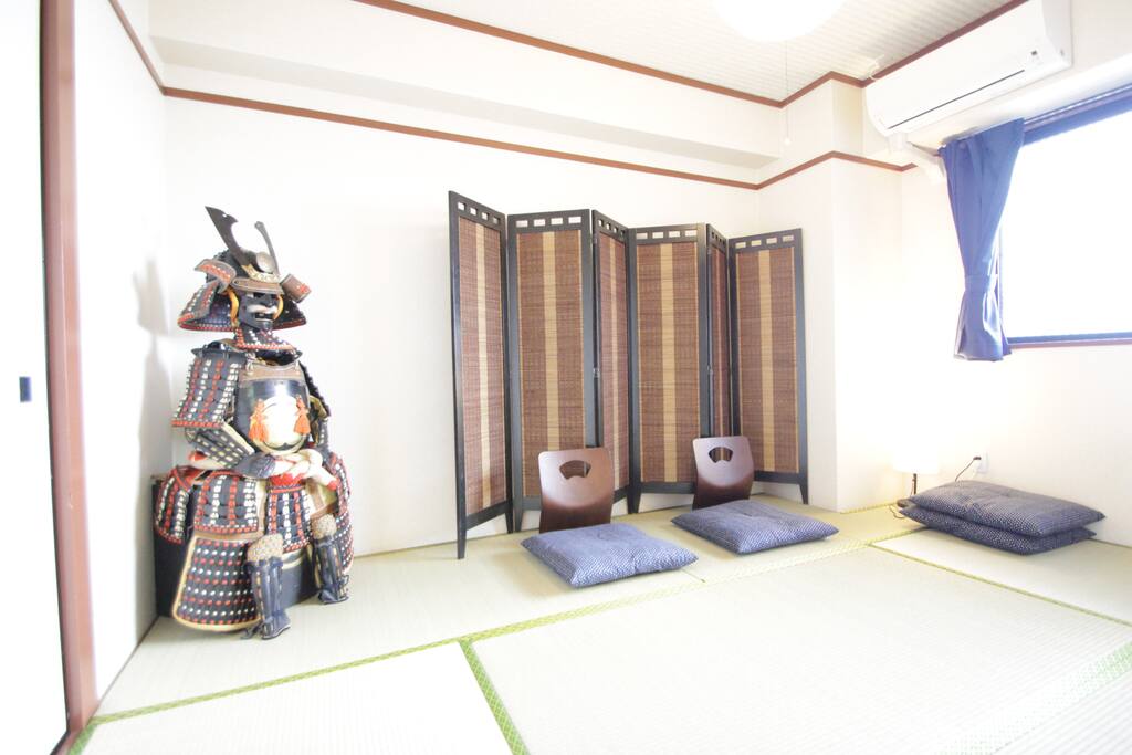 SAMURAI armor in 3rd bed room. Please don't touch.
和室です。布団の時とベッドが置かれている時があります。
甲冑にはお手を触れないようお願いします。