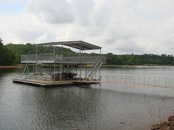Retreat on Lake Hartwell, THE BEST DOCK, Sleeps 8! Houses for Rent in Lavonia, United