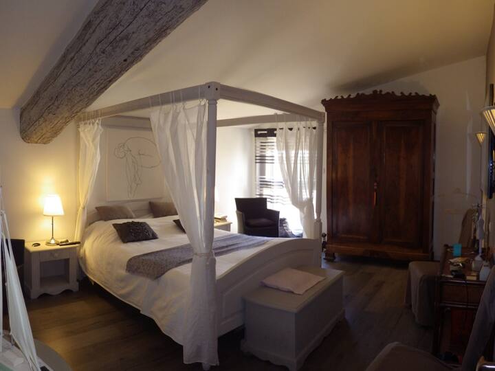 יחידת הורים ליד הבריכה