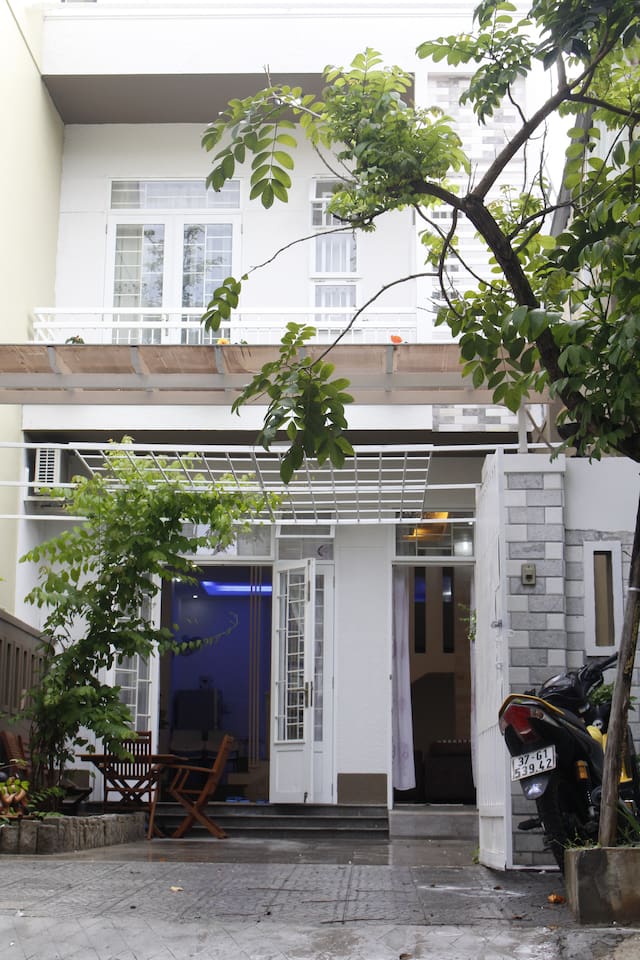 Ngôi nhà có không gian riêng, khu vườn yên tĩnh, cây mát mẻ, bãi đậu xe thuận tiện