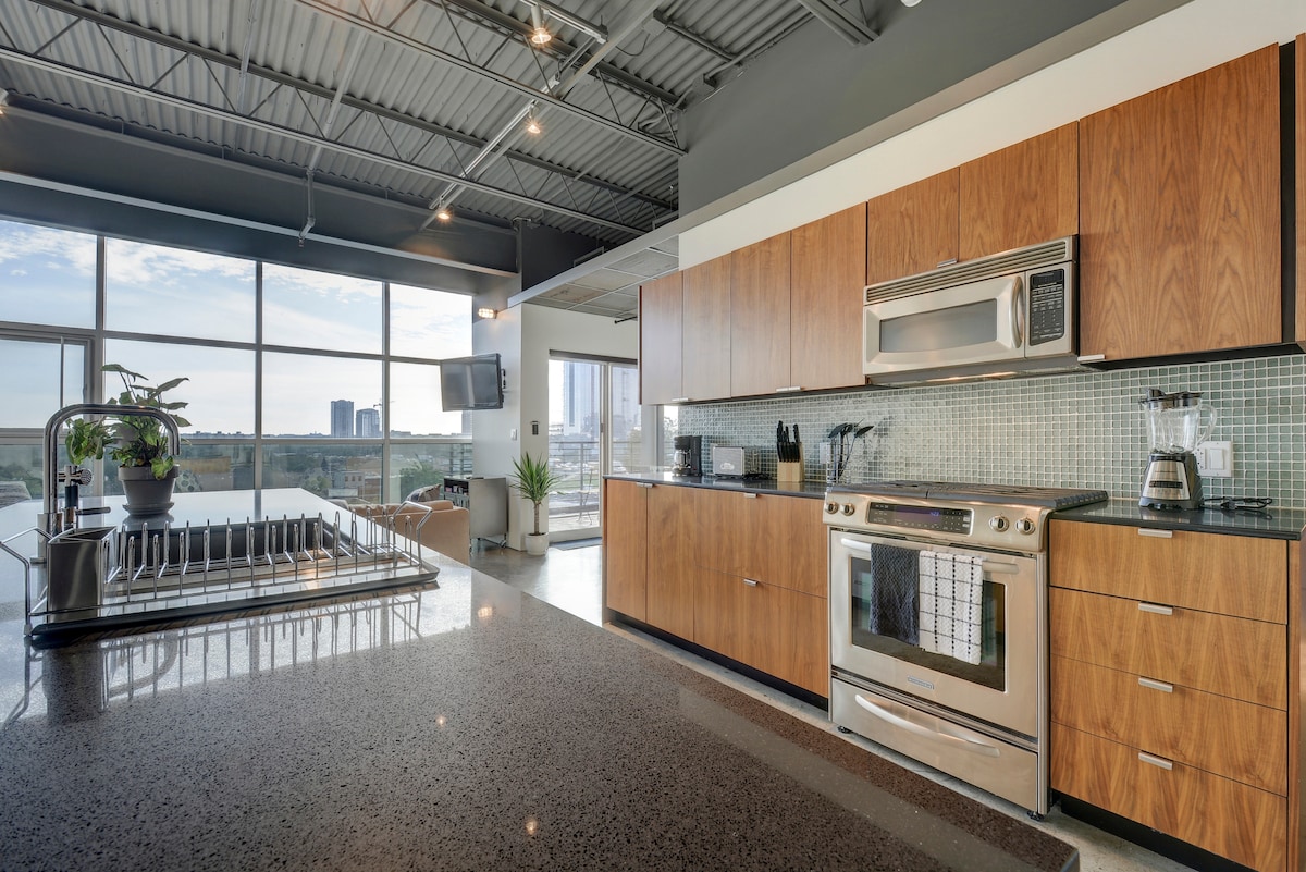 Stay on 6th Street | Walk to Convention Center