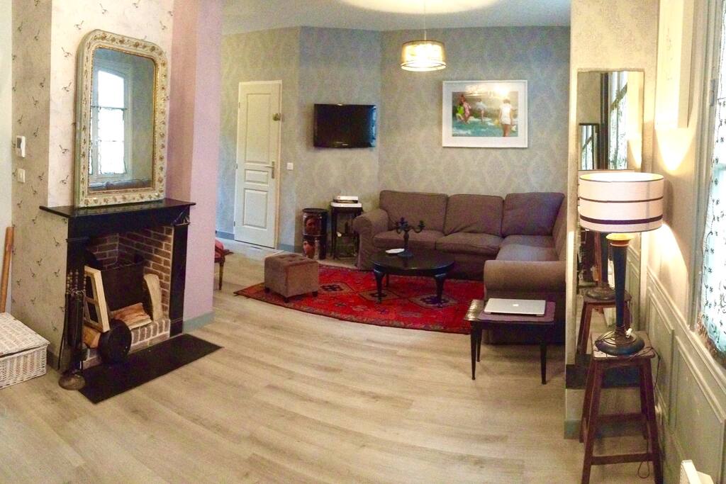 Salon double avec cheminée (côté vers salle à manger)