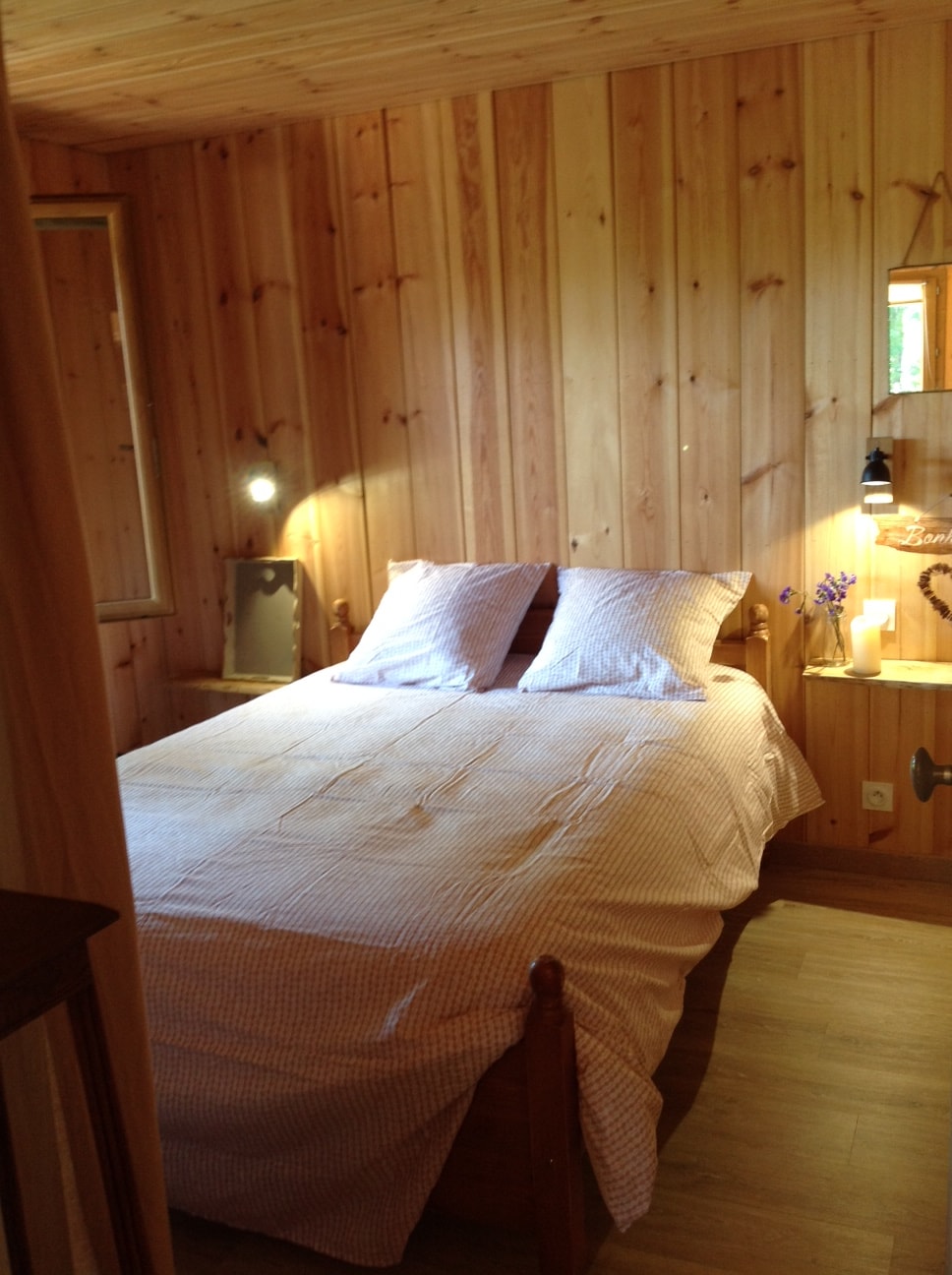 nambari ya chumba cha kulala 1.
iliyo na springi ya boksi na godoro
thabiti. starehe kubwa.