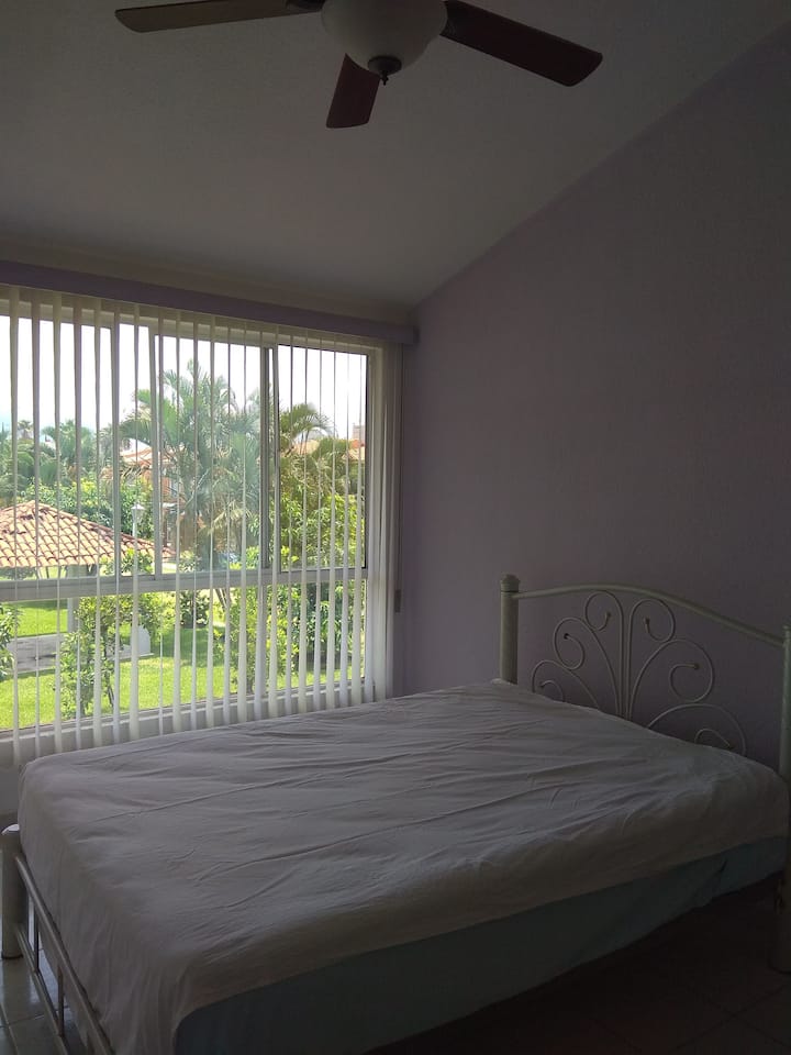 Главна спална соба со тавански вентилатор со перници