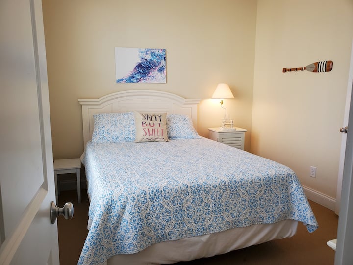 Საძინებელი ორი, პირველი სართული (მეორე დონე), საწოლი 152 × 203 სმ.