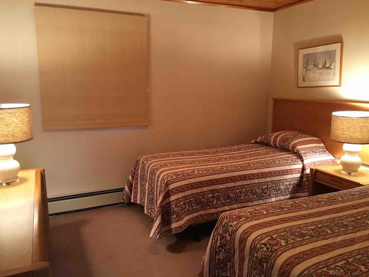 一楼卧室。也可以拼在一起变成第二张加大双人床。 