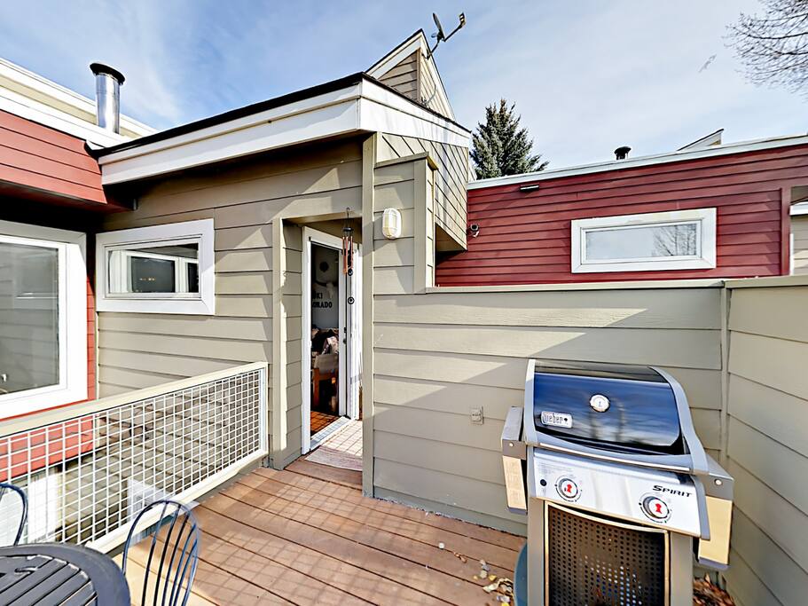 Gas grill and seating for 4 on the 2nd floor balcony with mountain views.