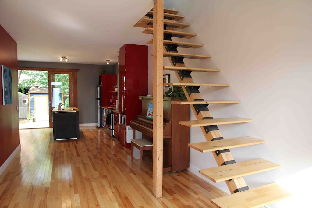 Escalier sans garde-corps moins. Être très prudent avec les jeunes enfants.