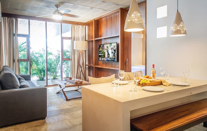 Furahia sebule yenye nafasi kubwa na meza ya kulia iliyo na kila kitu unachohitaji. Tunaweka umuhimu mkubwa kwa vifaa na mapambo... kana kwamba ulikuwa nyumbani.