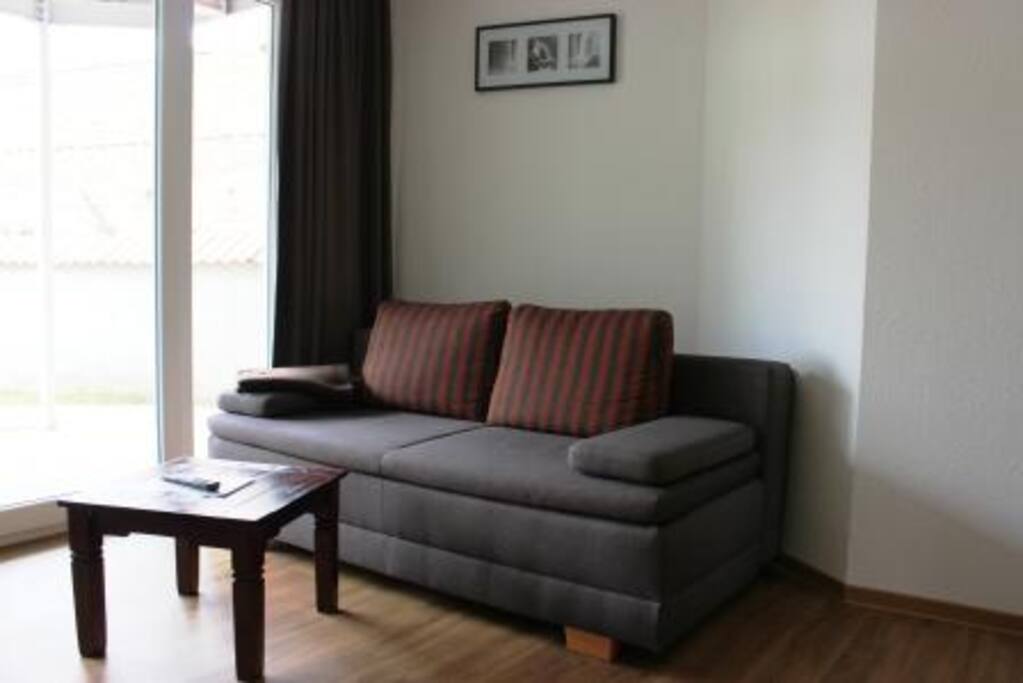 Zusätzliche Schlafcouch im Wohnzimmer