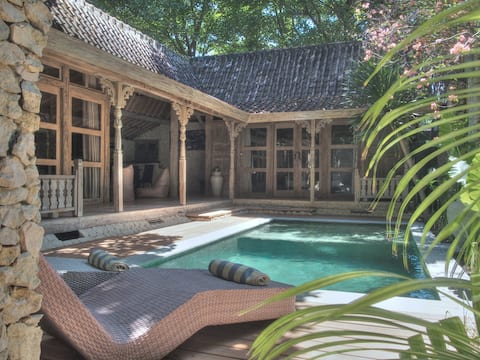 Private pool villa The Gladaks at Gili Joglo