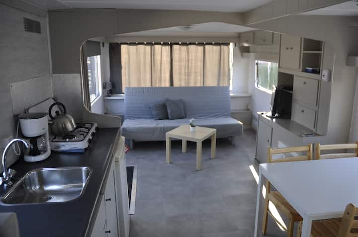 wohnzimmer mit Schlafcouch