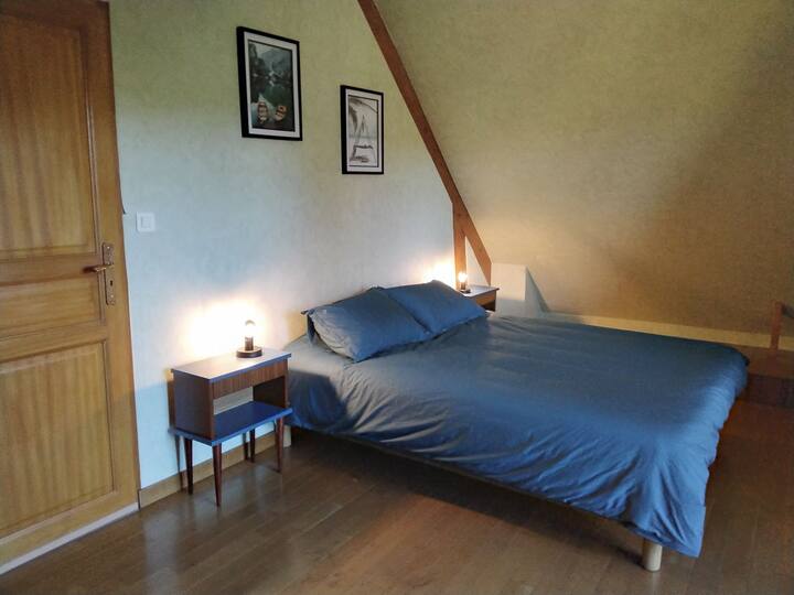 Chambre 1 : lit Queen size 160x200, balcon, bureau et armoire. 