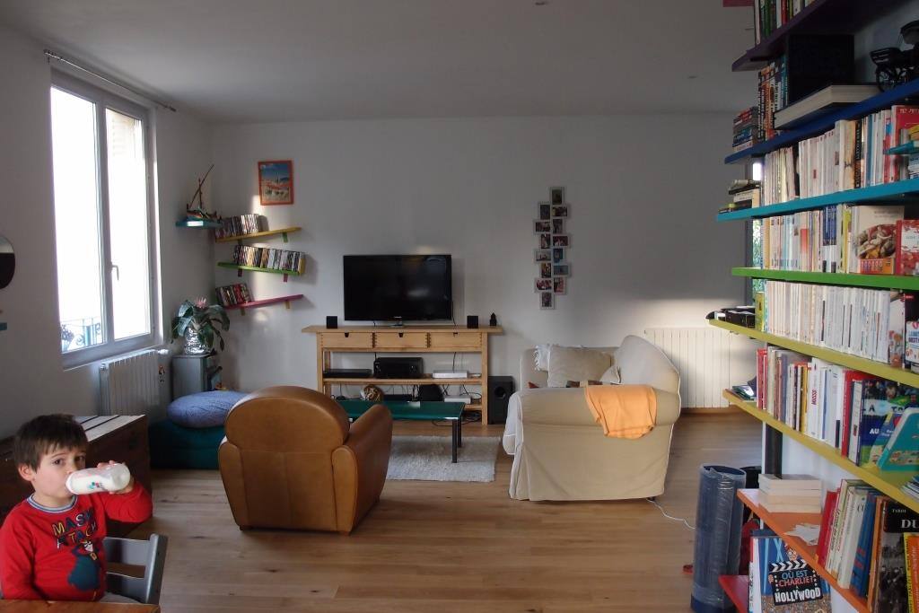 Grande pièce à vivre au 1er étage que nous partageons.