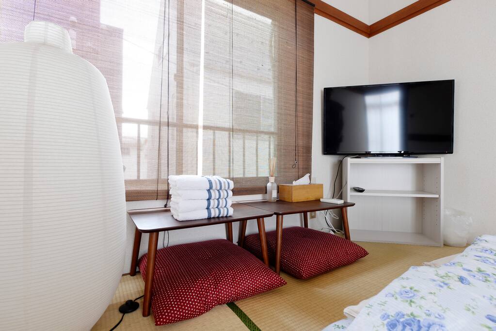 Japanese tatami room. 3 people can stay here. Has television for entertainment.
6畳の和室に37インチのテレビ、ダブルの布団を1セット、シングルの布団を2セット、テーブルをご用意しております。押入れも広々と使えますので、ごゆっくりおくつろぎください。