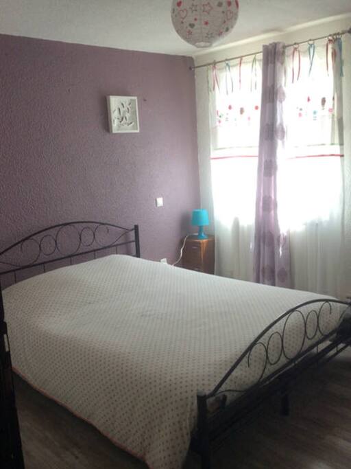 Chambre agréable et calme équipée d'un lit double exposée plein sud.
