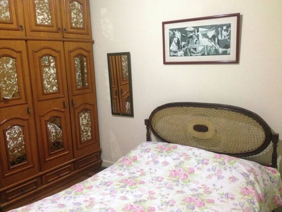 Quarto casal com armário