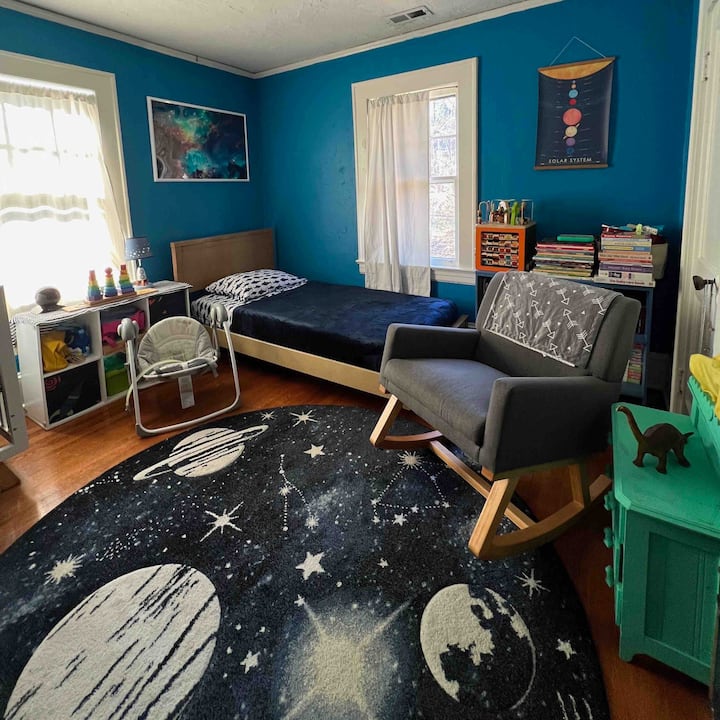 Tercer dormitorio en la planta superior con una cama y una cuna.