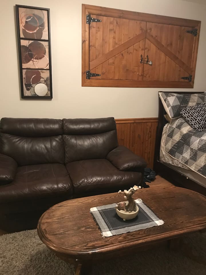 Urban Oasis - Loft Above Garage - Red Deer