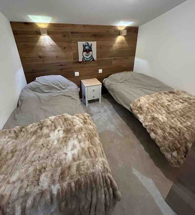 Dvokrevetna soba u brvnari (bez prozora)