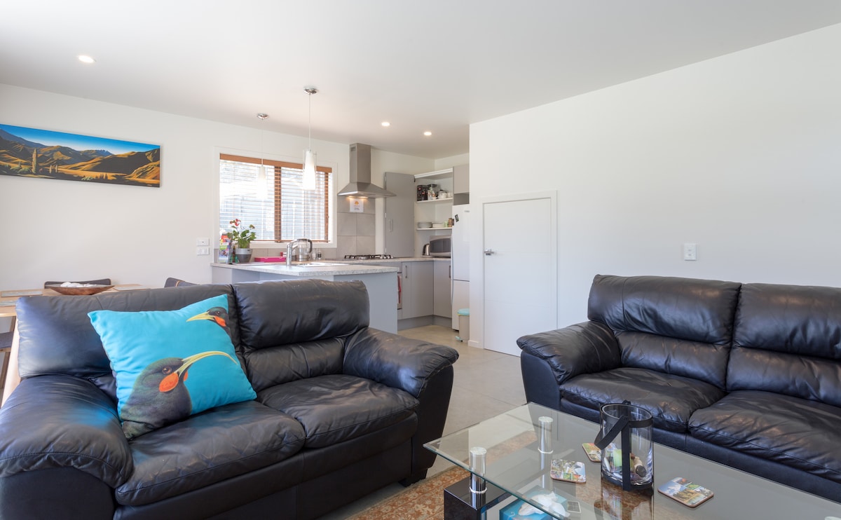 Top performing Airbnb: Shotover Gold Apartment central to ski fields in Lake Hayes Estate Shotover Country