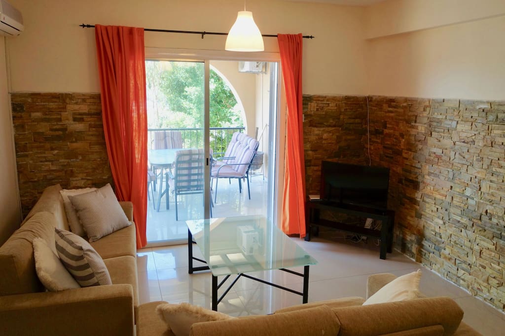 2-8 lliving room with flat screen tv