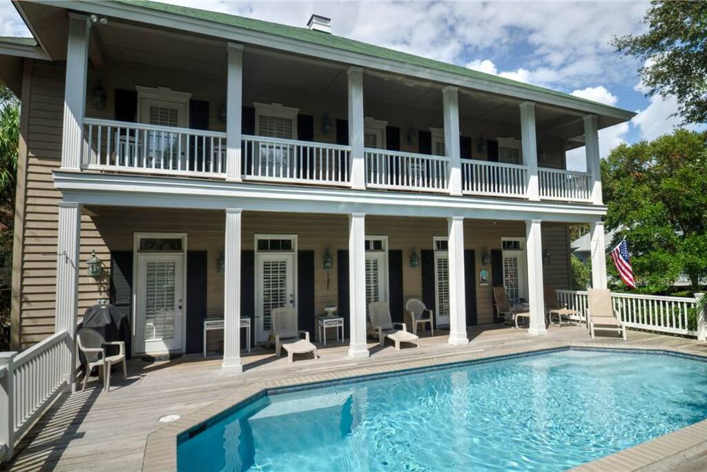 Building,Villa,Pool,Water,Deck