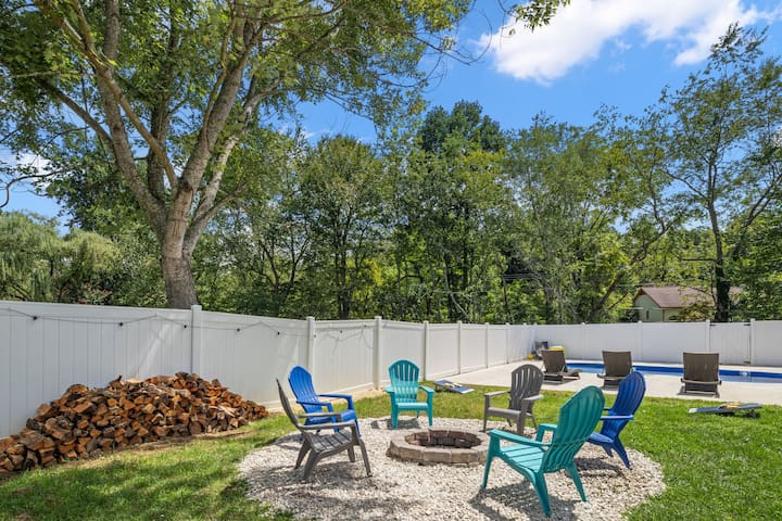 Hot tub, Pool, King bed, Asheville gallery image 2
