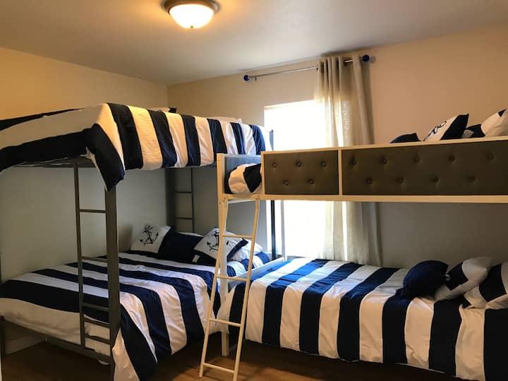 Ghorofa ya juu pacha-juu na bunkbeds kamili. Inalala 4-6. Ukiwa na runinga janja ya inchi 24 na bafu kamili ya kujitegemea