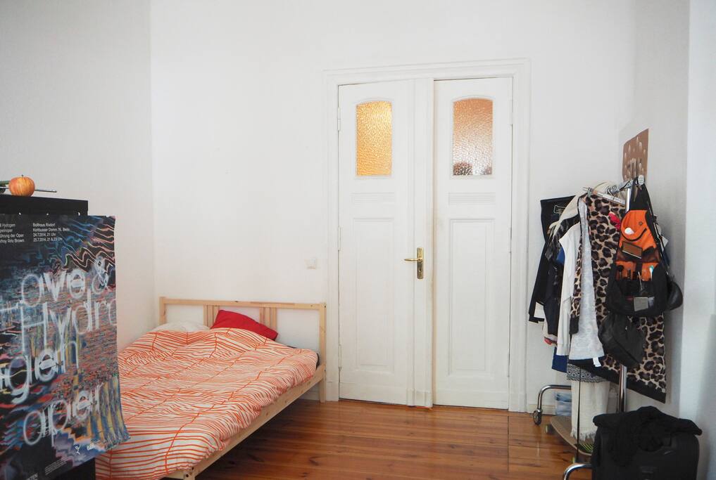 Vue avec porte d'entrée de la chambre