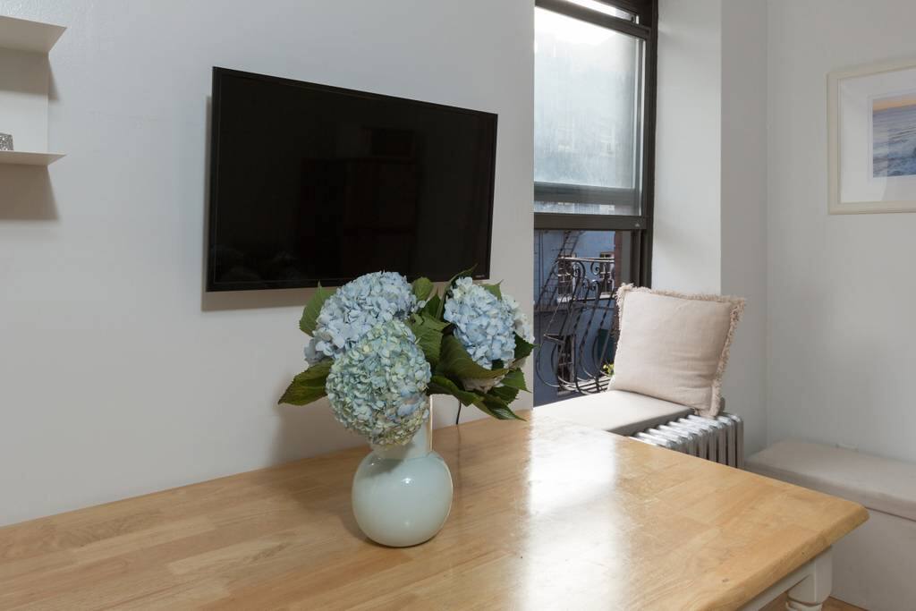 Television with Netflix and most cable channels