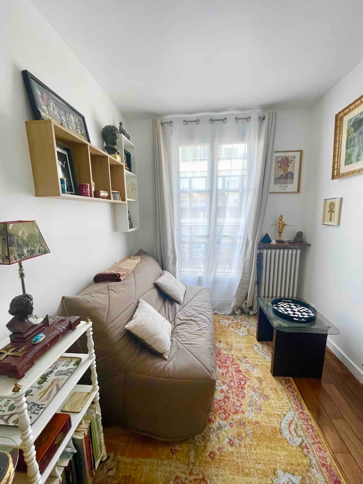 غرفة نوم ثانية مع سرير أريكة جديد مريح. (ماتلاس بولتيكس). غرفة نوم ثانية مع سرير أريكة جديد ومرتبة جيدة. 