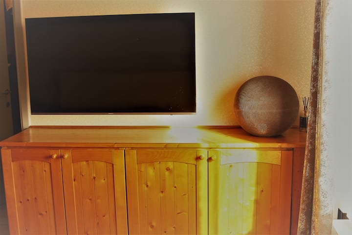 Smart TV. Especialmente Amazon premium. Netfix bajo petición.