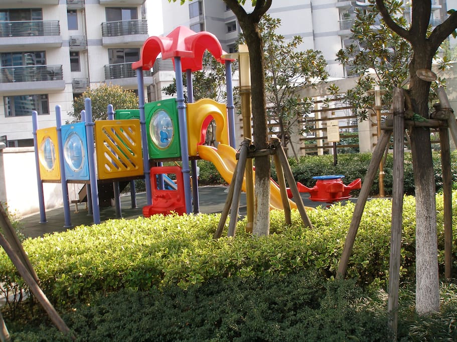One of two children's playgrounds inside the complex. 小区里面的两个游乐场之一。