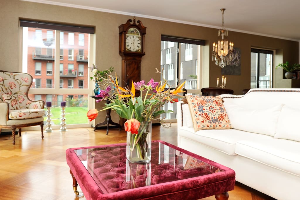 Bright and spacious living room with view on the IJ-river