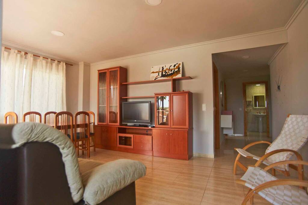Salón comedor equipado con TV-HD. Living and dining room with HD-TV.