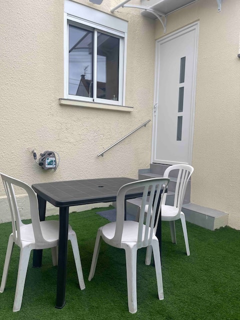 Between Paris and Disneyland, air-conditioned house