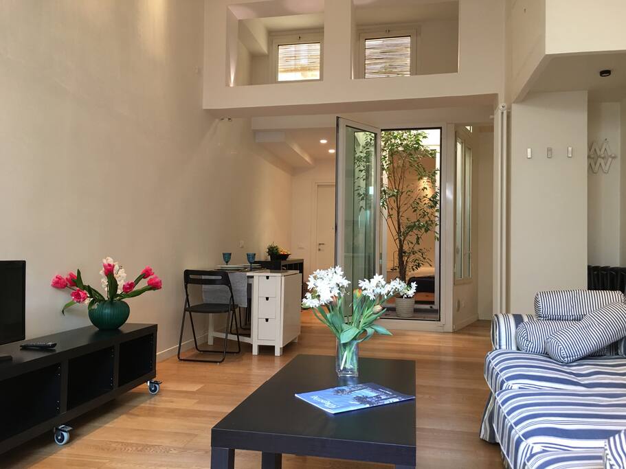 Living - small courtyard on back