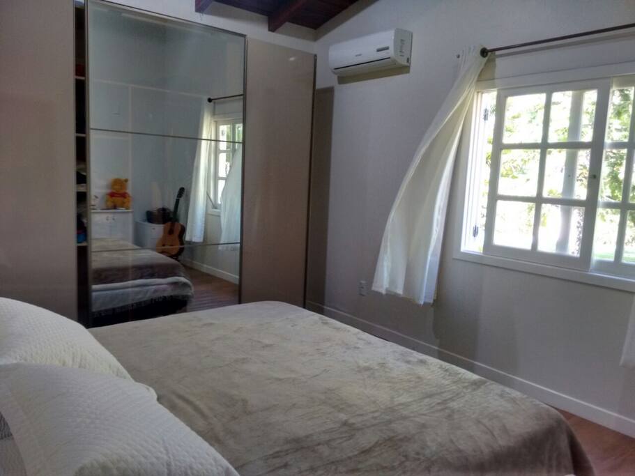 Quarto para locação. 1 cama de casal reversível para 2 de solteiro.