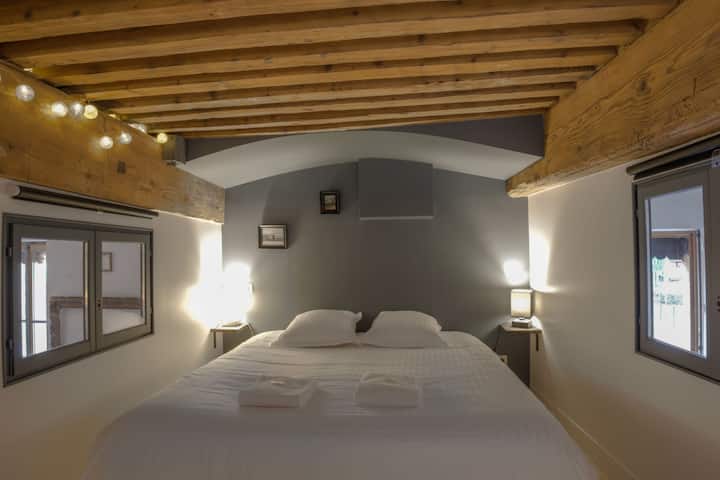 Cama tamaño queen en el dormitorio