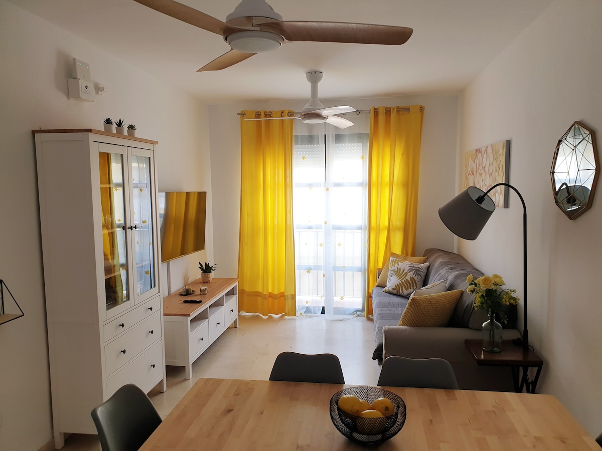 Top Airbnb: Apartment in a residential complex with a swimming pool, on the 1st line of the beach. à Chipiona