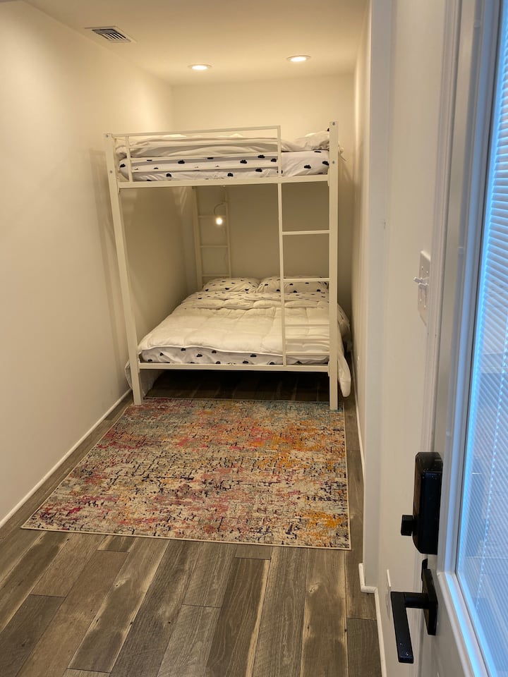 ¡La habitación de la litera!  Esta habitación de la zona se combina con el área de lavandería.  Está a través de una puerta de la cocina con una puerta a la terraza trasera.  ¡Gran área para niños! 

Ten en cuenta que el peso máximo de la litera de arriba es de 150 libras.  El máximo de la parte inferior es de 250 libras. 