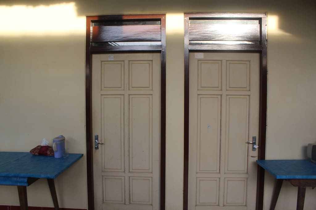 2 kamar di depan bagian luar