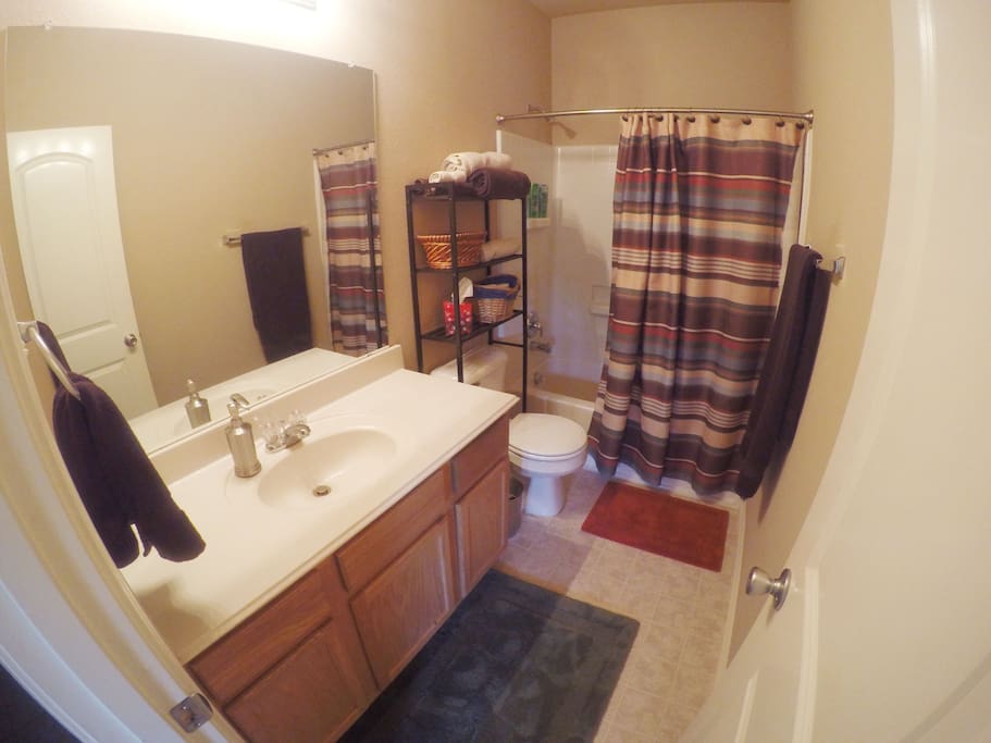 Bathroom with shower/tub, towels and toiletry accesories
