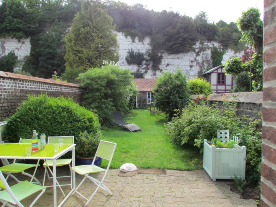 Terrasse et jardin depuis la véranda.