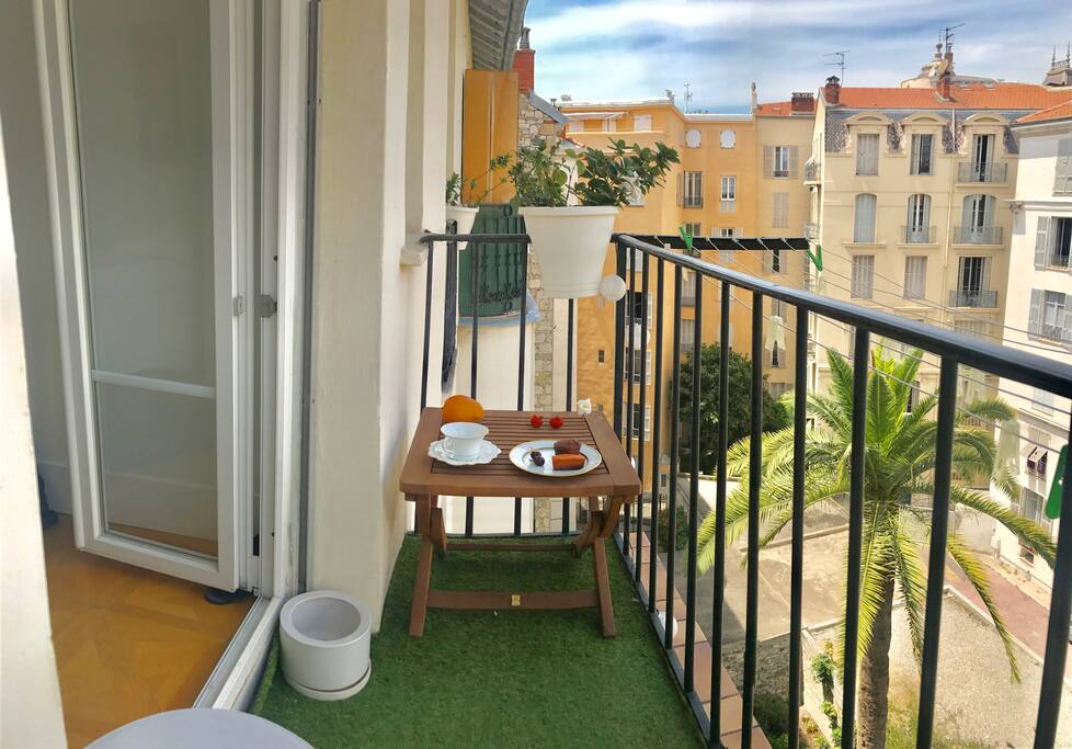 Your private balcony, view on the yard court