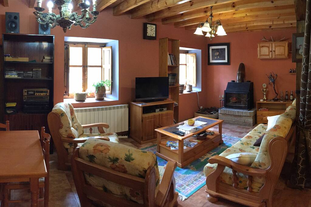 Unsere wohnzimmer. Salón y calorcito. Fresquito en verano.