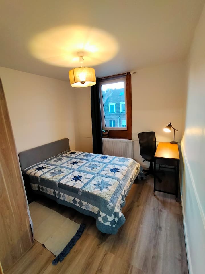 ห้องนอนพร้อมโต๊ะทำงาน 