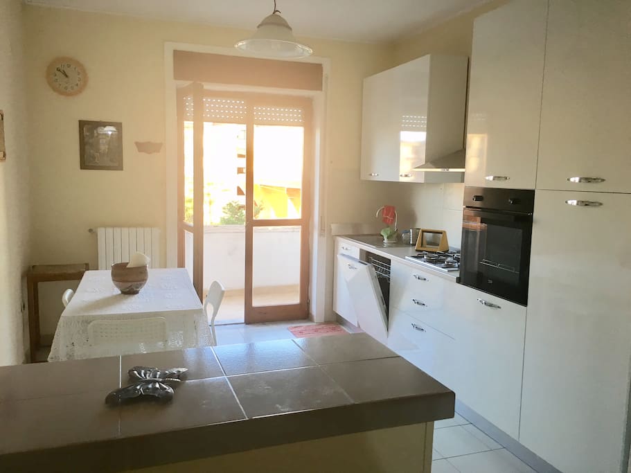 Cucina attrezzata con lavastoviglie/Kitchen with dishwasher